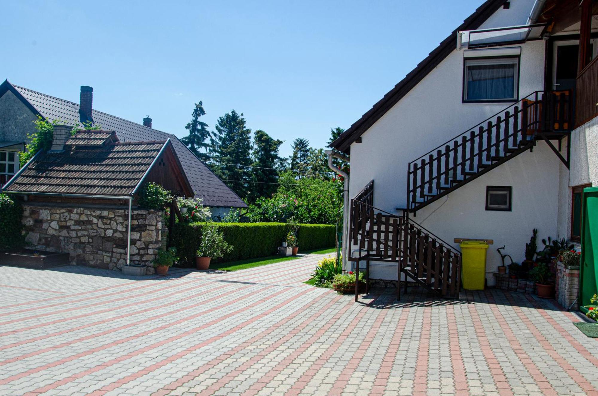 Banoporta Hotel Koveskal Exterior photo